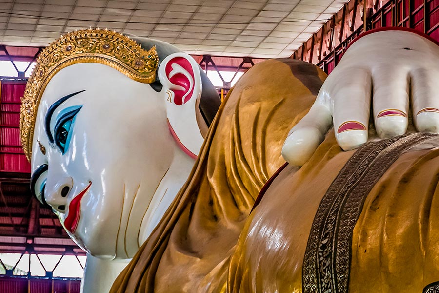 Reclining Buddha in Yangon 