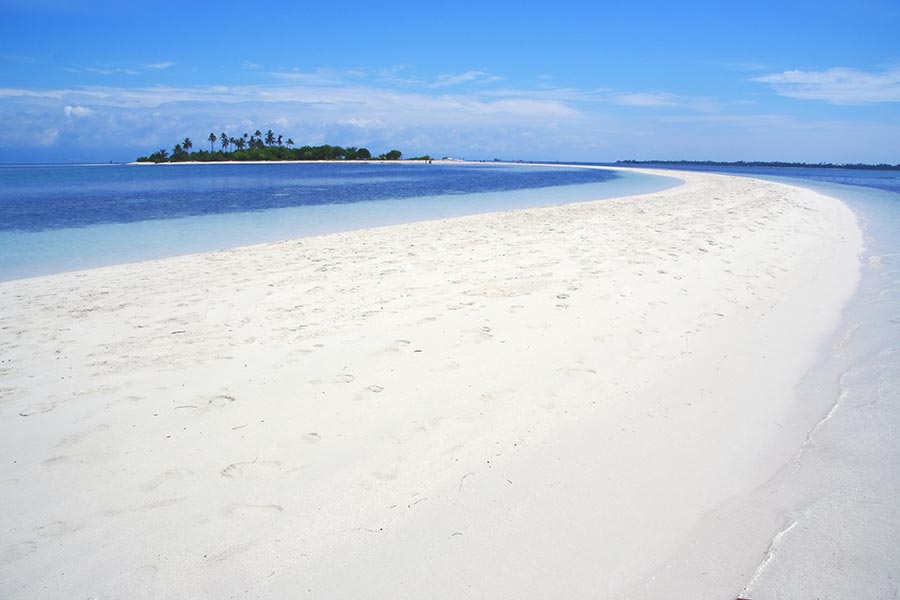 Relax on the beach on Pontod Island, Bohol